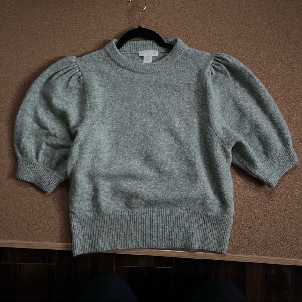 H&M Gray short sleeved sweater - Size Large